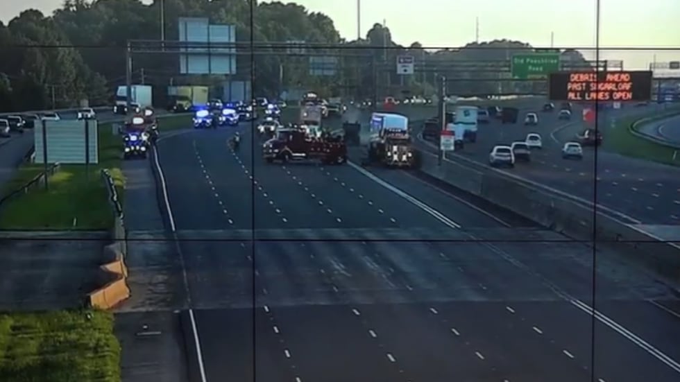 El accidente ocurrió alrededor de las 3:35 a. m. en el área cerca de Old Peachtree Road.