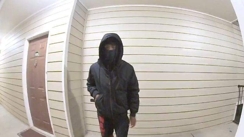 Identifican a individuo que intentaba derribar a patadas la puerta de apartamento en Gwinnett.