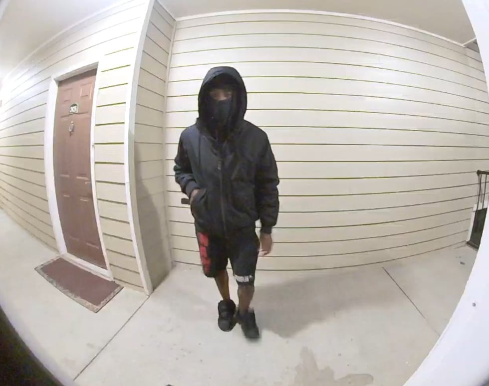 Identifican a individuo que intentaba derribar a patadas la puerta de apartamento en Gwinnett.