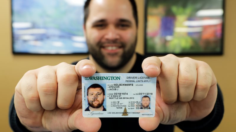A partir de 2023, los estadounidenses mayores de 18 años solo podrán embarcar en vuelos cuando...