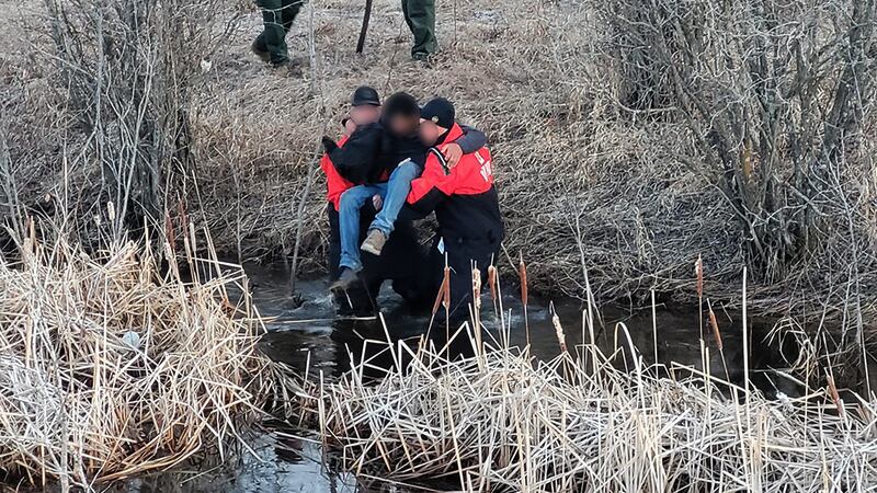 migrantes rescatados en un pantano helado Warroad