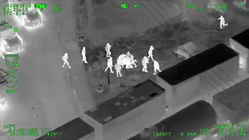 El sujeto se apoderó de una patrulla tan pronto salió de ella un policía.