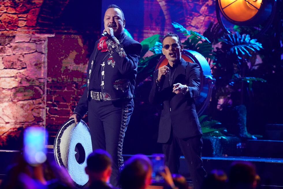 Pepe Aguilar y Marc Anthony durante su presentación en los Premios Billboard de la Música...
