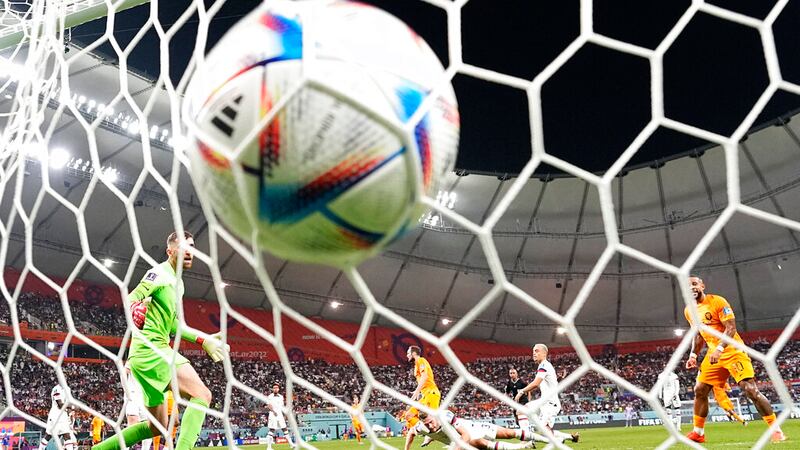 El holandés Daley Blindof (centro), anota el segundo tanto de Holanda en los octavos de final...