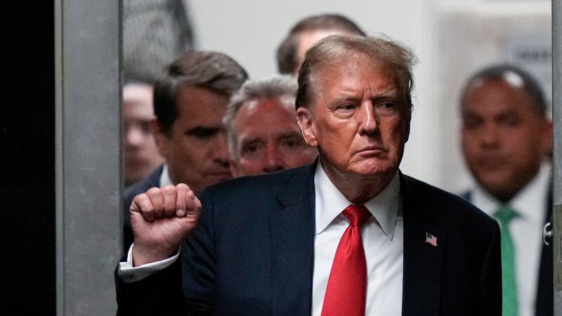 El expresidente Donald Trump hace un gesto al volver de un receso en la Corte Penal de...
