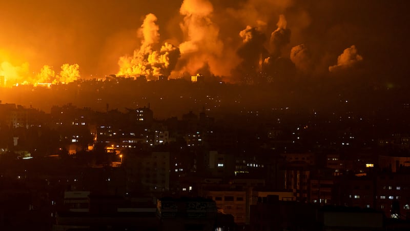 Israel declara la guerra y bombardea Gaza mientras se intensifican los combates por 2do día