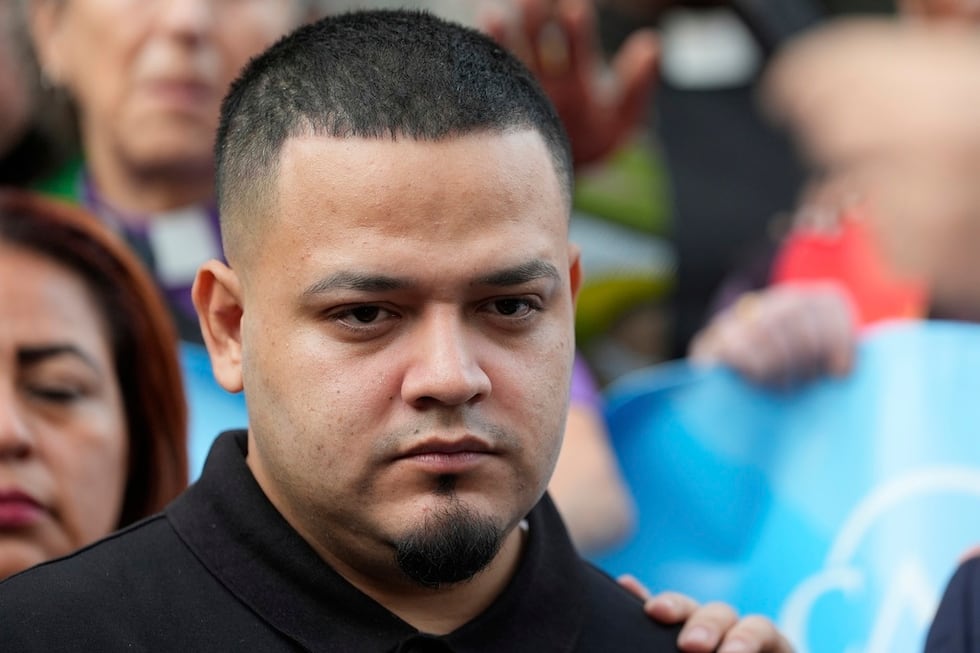 ARCHIVO - Kilmar Ábrego García se une a simpatizantes en una protesta afuera de la oficina de...