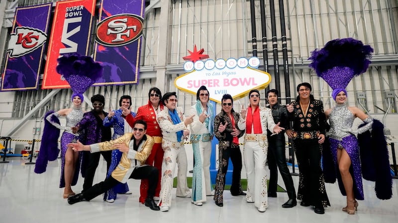 Imitadores de Elvis Presley previo al arribo de los equipos con miras al Super Bowl 58 entre...