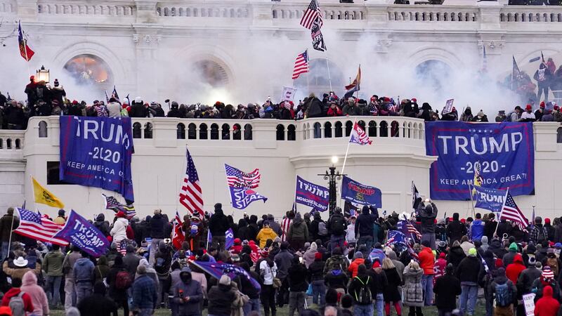 Foto de archivo de AP del 6 de enero de 2021 durante el asalto al Capitolio.