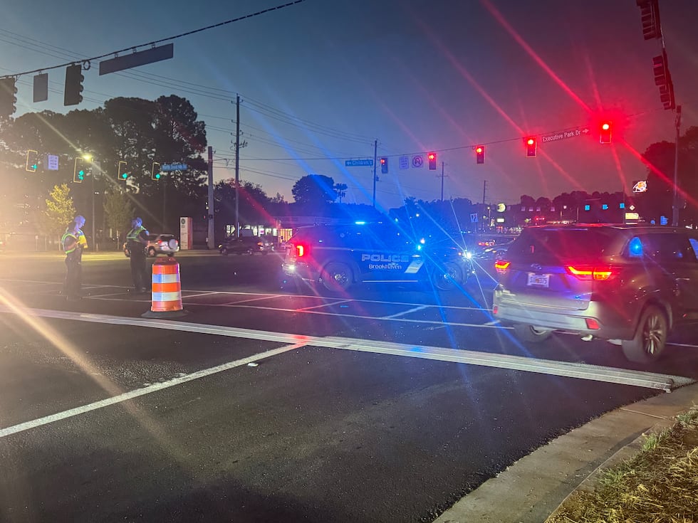 El accidente ocurrió poco después de las 6:00 a.m. en la intersección de N. Druid Hills Road y...