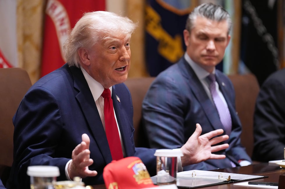 El presidente de EEUU, Donald Trump, habla durante una reunión de su gabinete en la Casa...