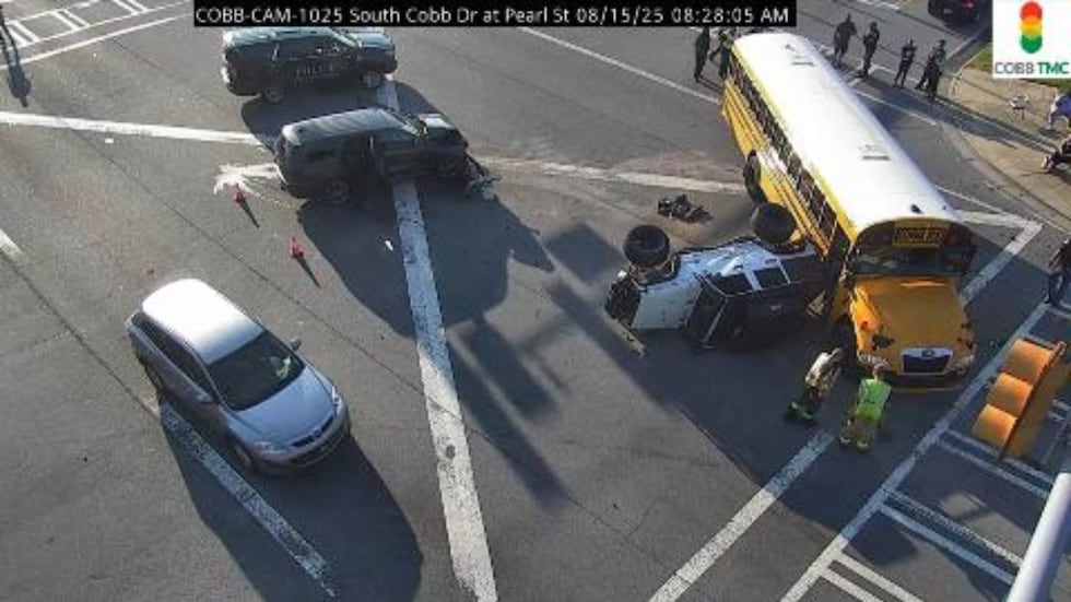 El choque ocurrió en South Cobb Drive y Pearl Street, en Smyrna.