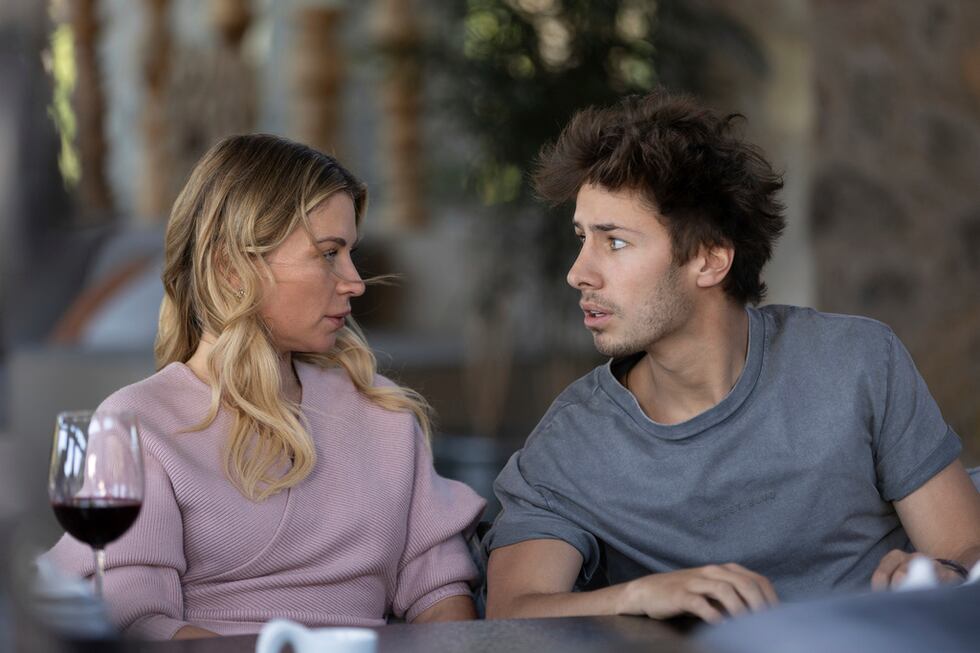 En esta imagen proporcionada por ViX, Ludwika Paleta, izquierda, y Juanpa Zurita en una escena...