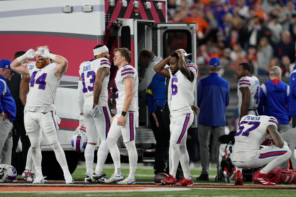 Jugadores de los Bills de Búfalo reaccionan mientras se llevan a su compañero Damar Hamlin en...