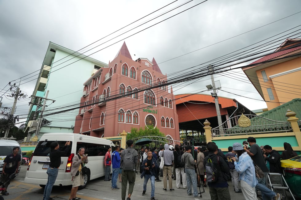 Una multitud se congrega en el exterior de una escuela donde se reportaron fallecidos y...