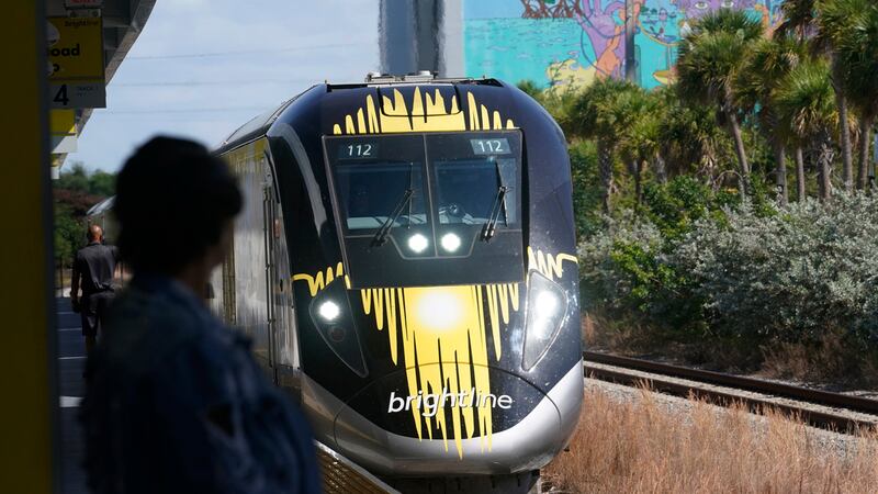 Un tren de Brightline llega a la estación de Fort Lauderdale el viernes 8 de septiembre de...