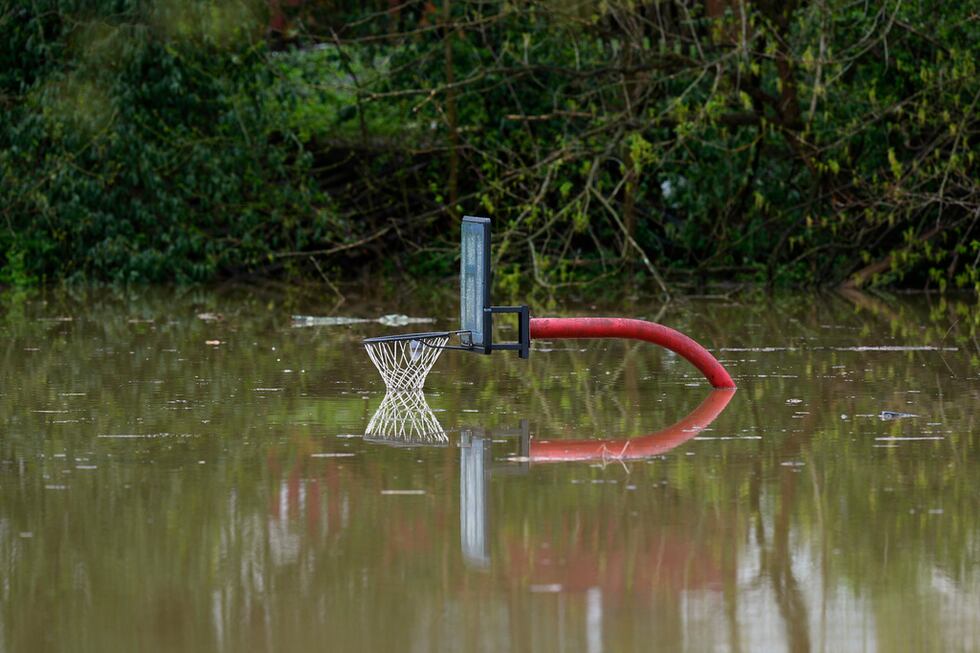 Las aguas crecidas del río Licking llegan a la red de una canasta en el parque Max Goldberg,...