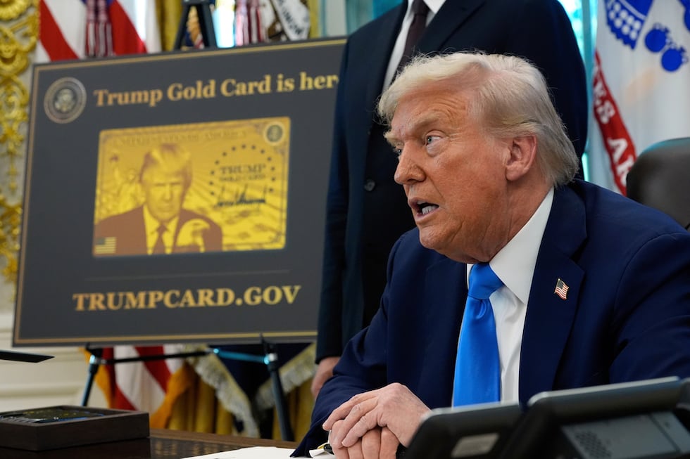 En la imagen, un cartel muestra la Tarjeta Dorada de Trump mientras el presidente Donald Trump...