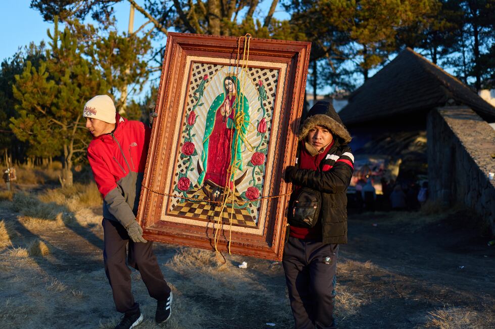 Peregrinos cargan con una imagen enmarcada de la Virgen de Guadalupe en Paso de Cortés, de...