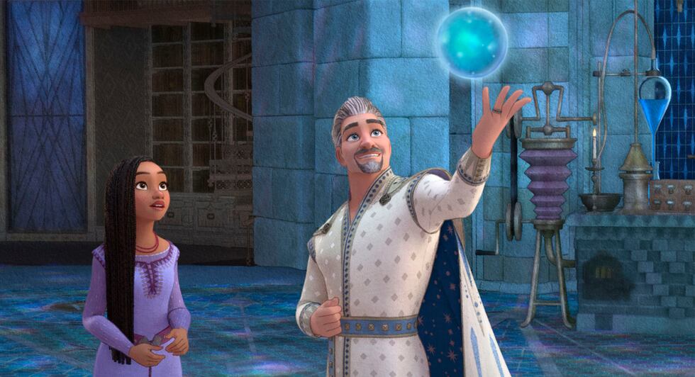 En esta imagen proporcionada por Disney, Asha con la voz de Ariana DeBose, izquierda, y Rey...
