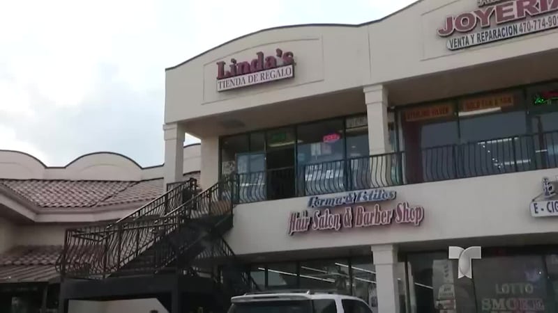 Un hombre rompió la puerta de entrada a la tienda y se llevó la mercadería