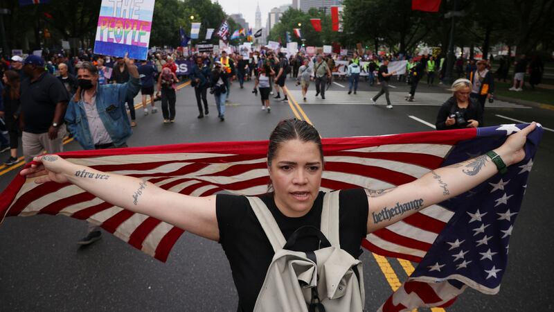 Manifestantes marchan por Benjamin Franklin Parkway en la protesta "No Kings", el sábado 14 de...