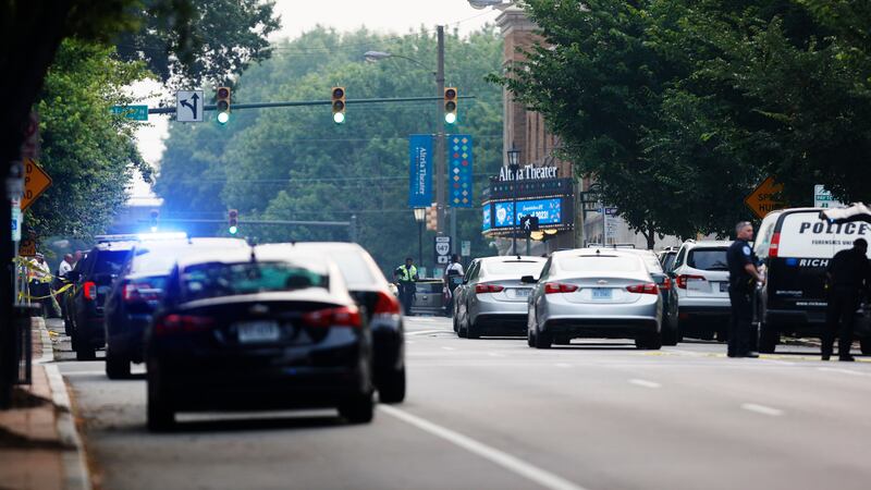 Vehículos y policías llegan al teatro Altria, lugar de un tiroteo en la graduación de la...