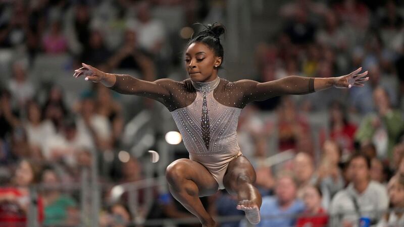Simone Biles compite en la barra de equilibrio durante el Campeonato de Gimnasia de Estados...