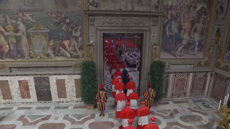 Los cardenales, vestidos de rojo, ingresaron de dos en dos a la Capilla Sixtina entonando la...