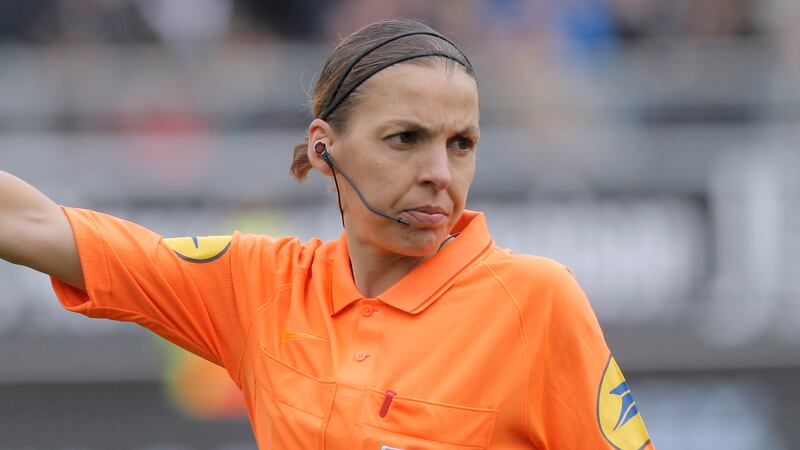 la primera mujer arbitro en el mundial Qatar