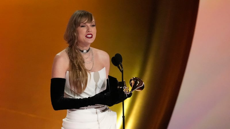 Taylor Swift rompe récord con su cuarto Grammy al álbum del año