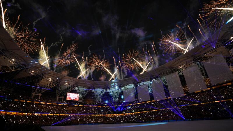 Fuegos artificiales durante la ceremonia de apertura del Mundial de Clubes antes del encuentro...