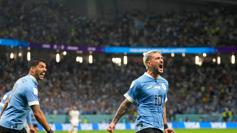 El uruguayo Giorgian de Arrascaeta (derecha), celebra tras anotar en el partido del Grupo H...
