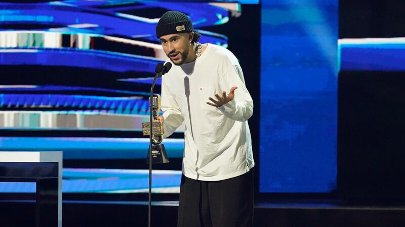 El cantante Bad Bunny sostiene el premio a la 'Canción del Año, Ventas' durante los Premios...