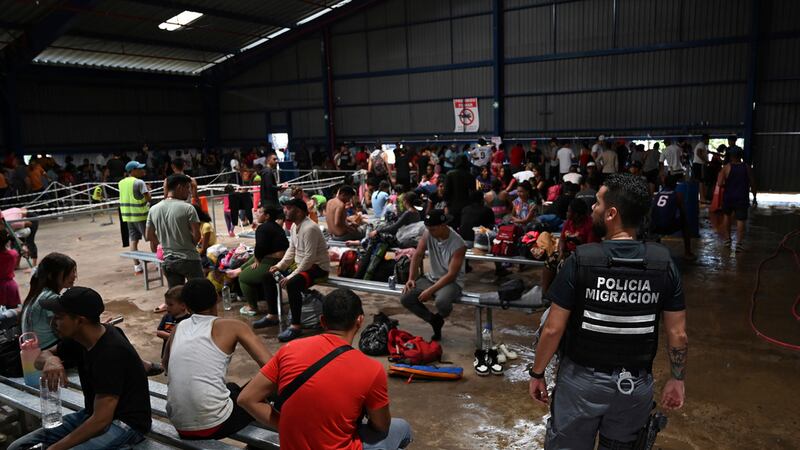 ARCHIVO - Migrantes de Venezuela aguardan un transporte para seguir en su viaje hacia...