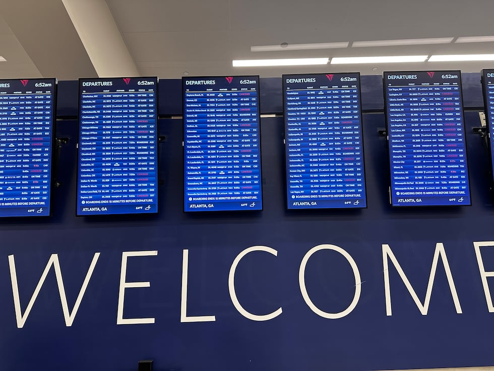Cientos de vuelos están retrasados en el Aeropuerto Hartsfield-Jackson