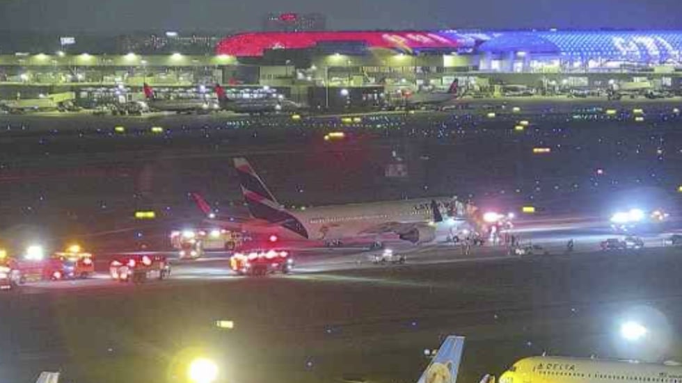 Los neumáticos de un avión reventaron tras aterrizar en el aeropuerto de Atlanta el martes por...