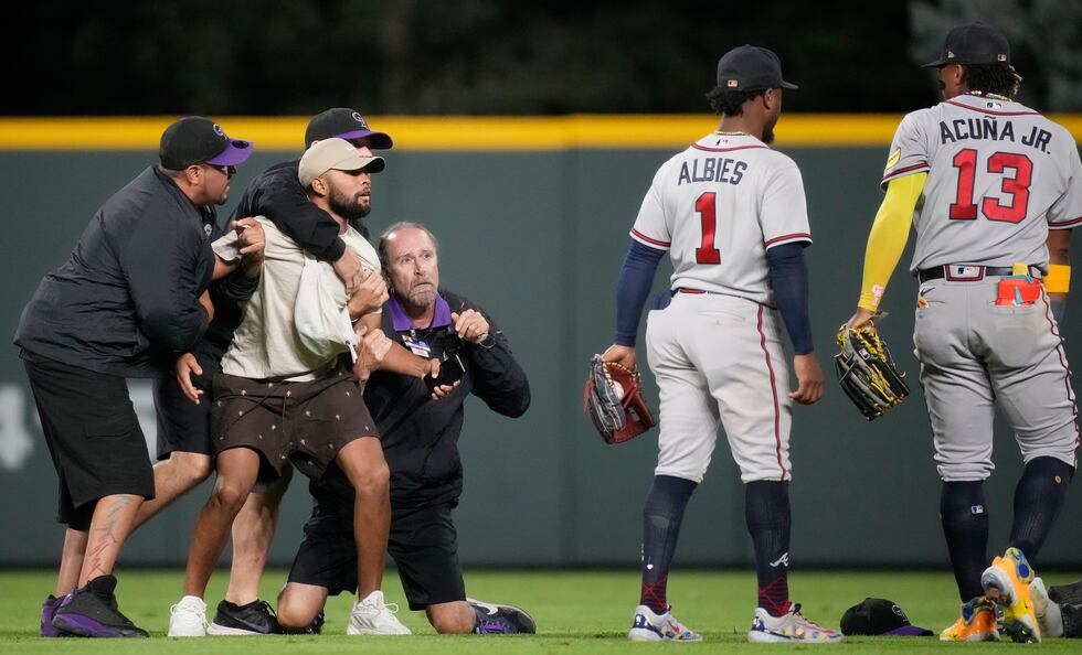 Acuña esquiva a dos aficionados de Bravos ante Rockies
