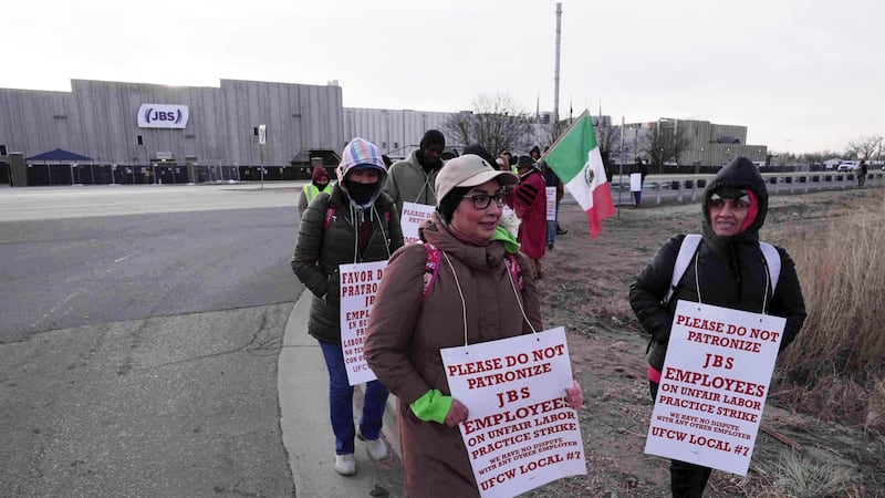 Los trabajadores de una planta cárnica de la empresa Swift Beef, propiedad de JBS, en...