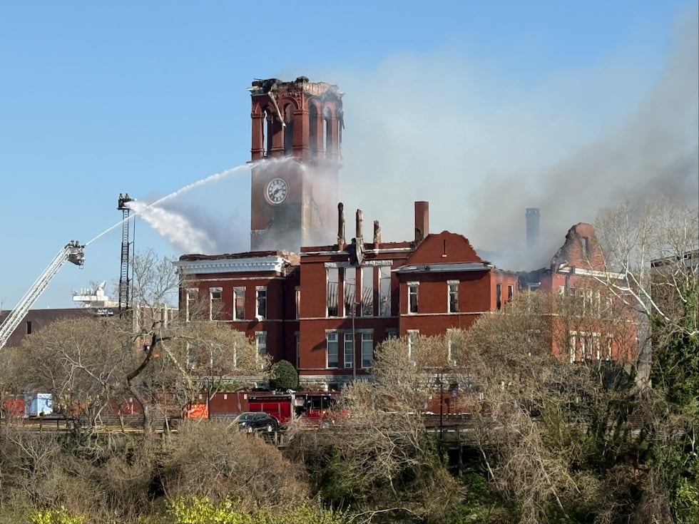 Los bomberos tardaron casi 16 horas en apagar totalmente el incendio.
