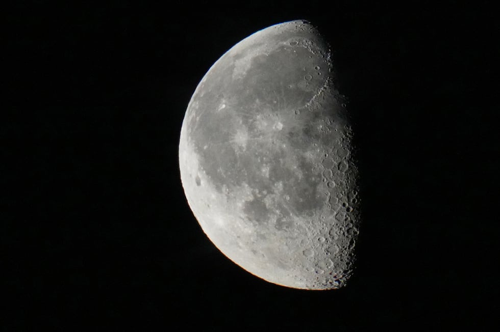 La Luna en cuarto menguante se observa en el cielo nocturno sobre Tallin, la capital de...