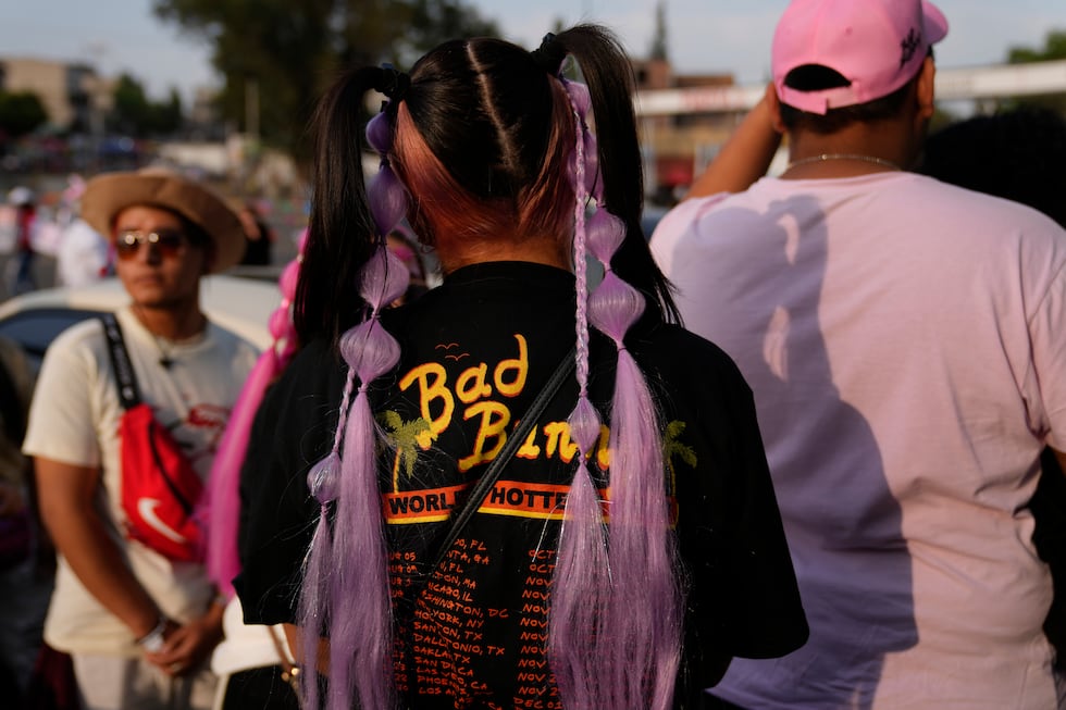 Personas formadas esperando a entrar al concierto de Bad Bunny en el Estadio Azteca de la...