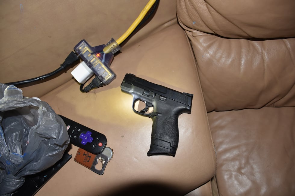 Las autoridades también encontraron un arma en la vivienda del sospechoso.