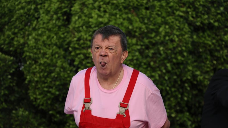 Xavier López "Chabelo" saca su lengua durante un evento del CRIT del Teletón en en...