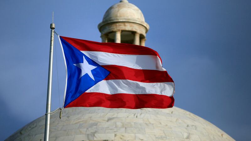 La bandera de Puerto Rico ondea frente al Capitolio de la isla, el 29 de julio de 2015, en San...
