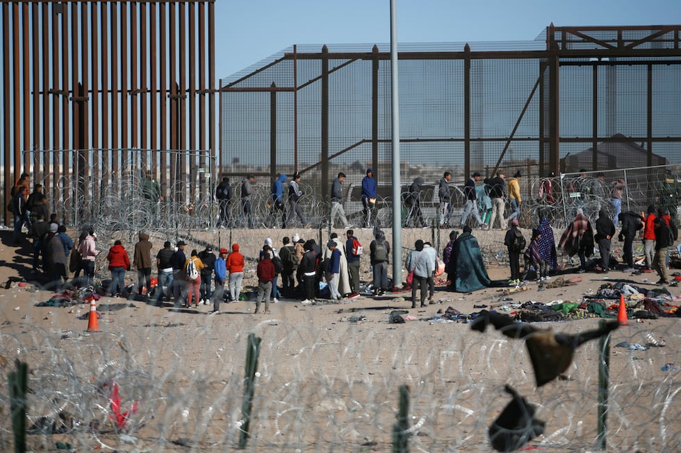 Migrantes formados después de ser detenidos por las autoridades migratorias de Estados Unidos...
