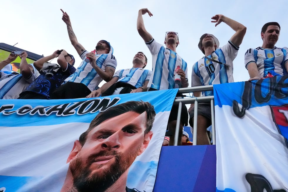 Hinchas de Argentina alientan a su equipo antes del partido del Mundial ante Argelia, el...