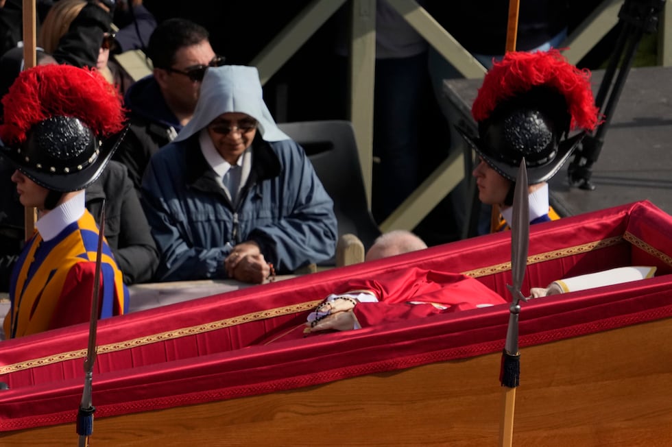 El cortejo fúnebre con el cuerpo del papa Francisco, que será velado tres días en la basílica...