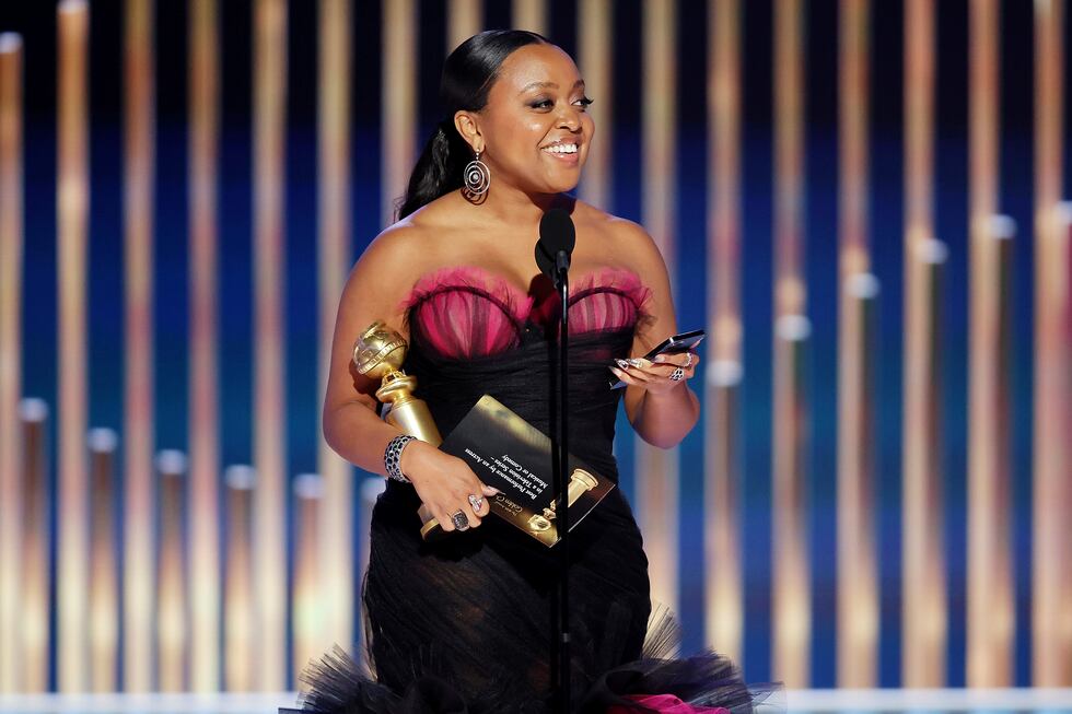 En esta imagen proporcionada por NBC, Quinta Brunson recibe el premio a mejor actriz en una...