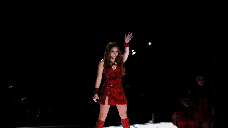 Shakira actúa durante el espectáculo de medio tiempo del partido de fútbol americano Super...